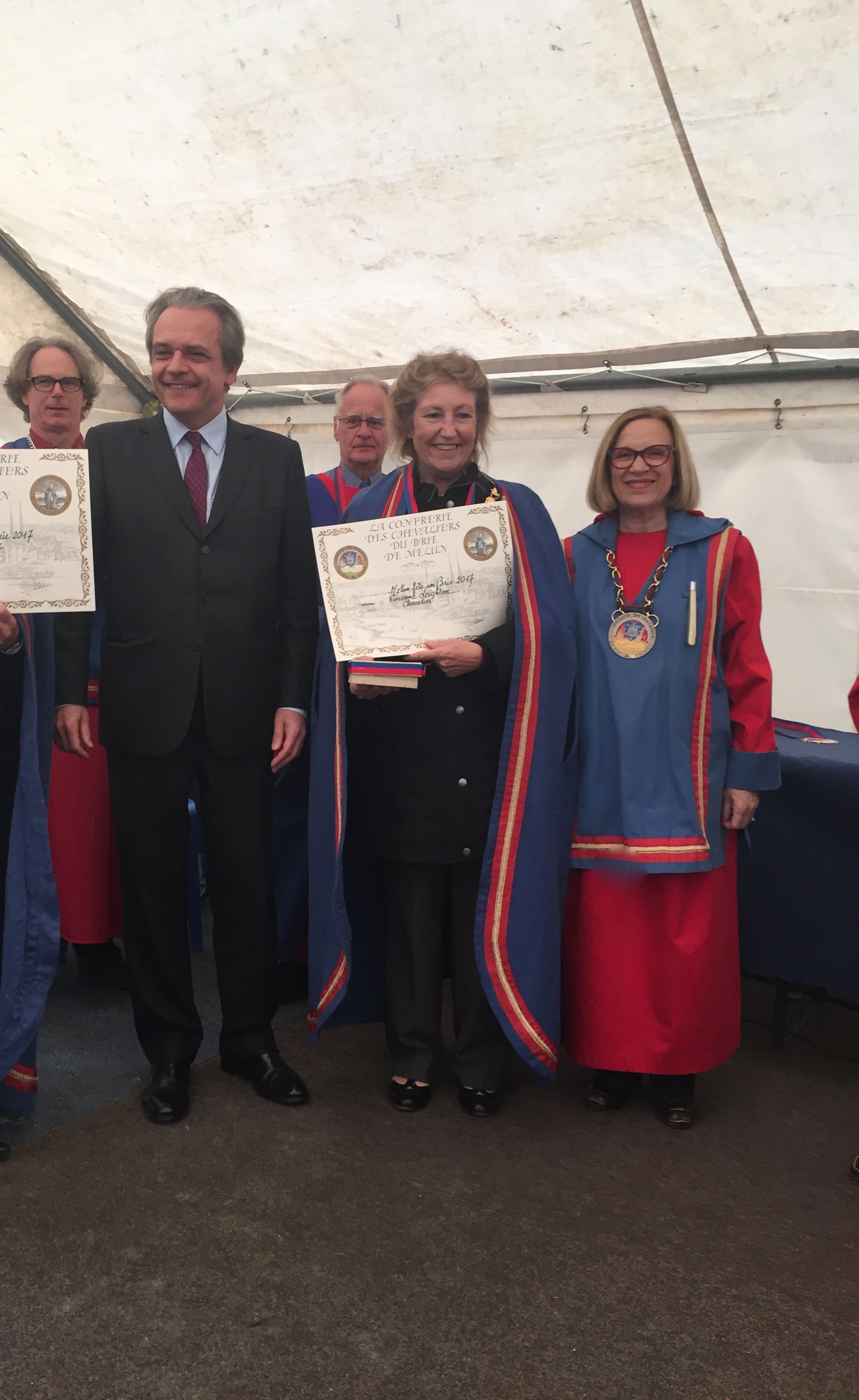 Cérémonie d'intronisation de la Maire de Spelthorne Vivienne Leighton en Chevalier du Brie de Melun Cérémonie d'intronisation de la Maire de Spelthorne Vivienne Leighton en Chevalier du Brie de Melun