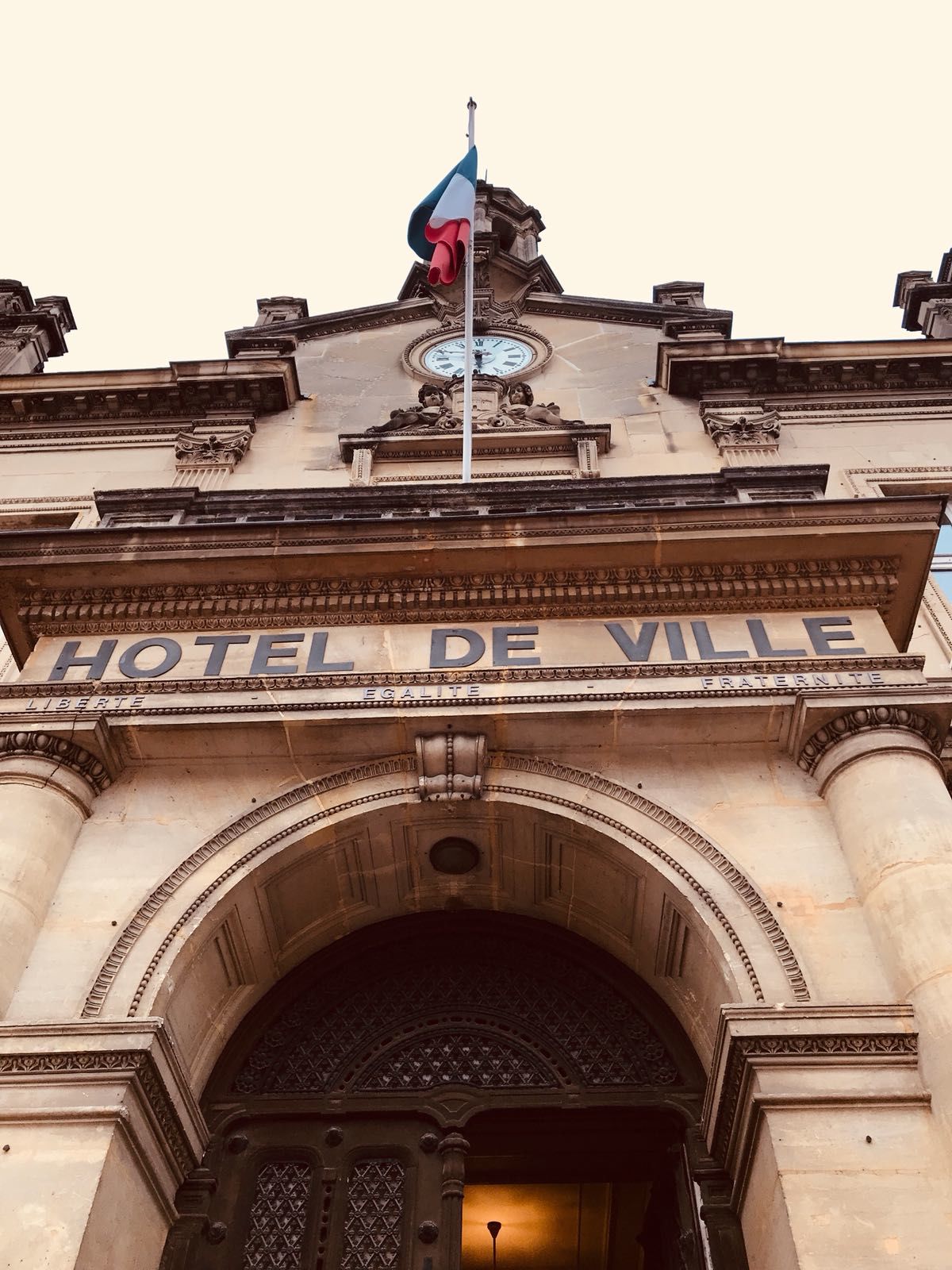 Vue sur l'entrée de l'Hôtel de Ville de Melun Vue sur l'entrée de l'Hôtel de Ville de Melun