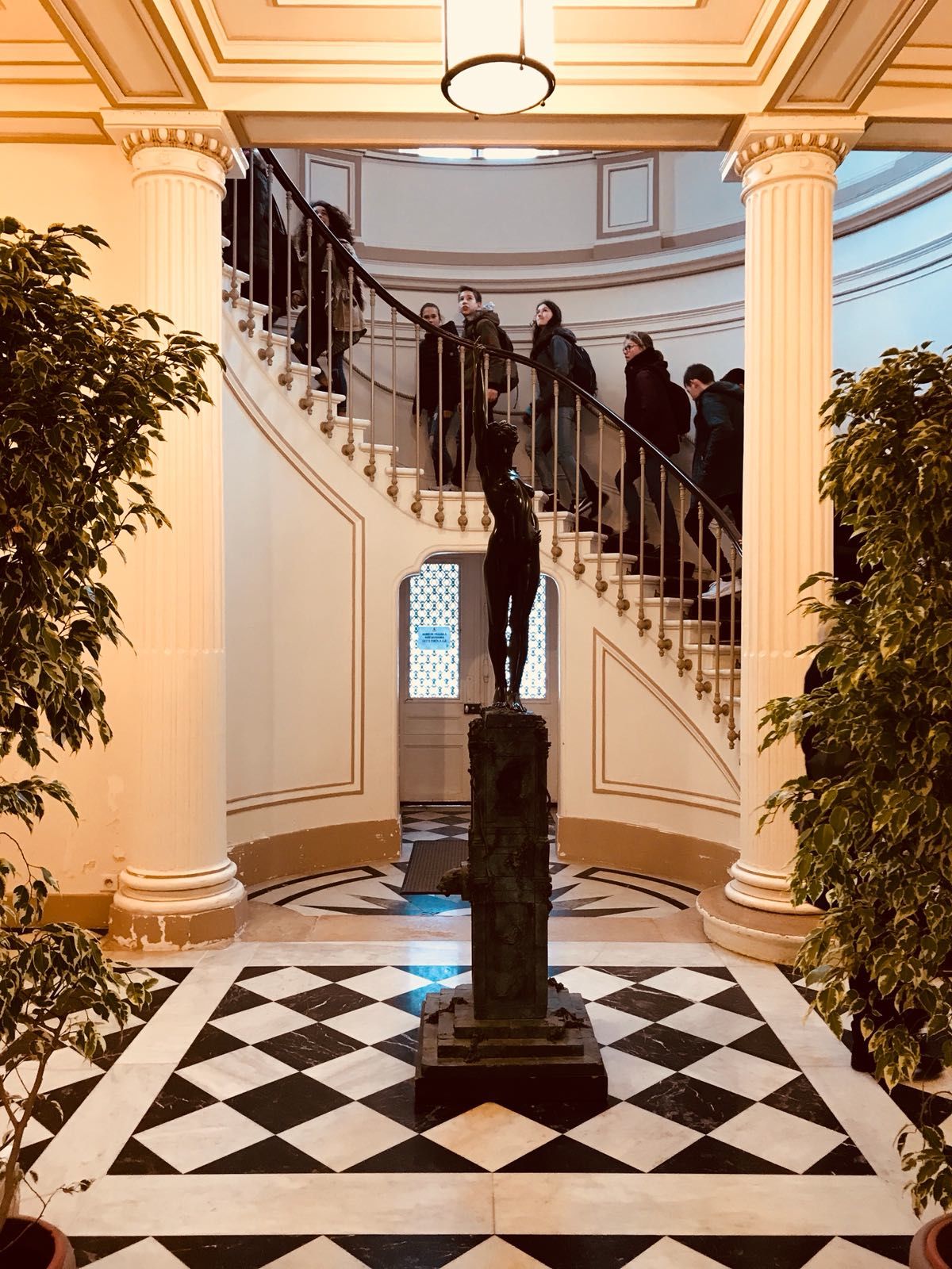 Les élèves montant l'escalier d'honneur de l'Hôtel de Ville de Melun Les élèves montant l'escalier d'honneur de l'Hôtel de Ville de Melun
