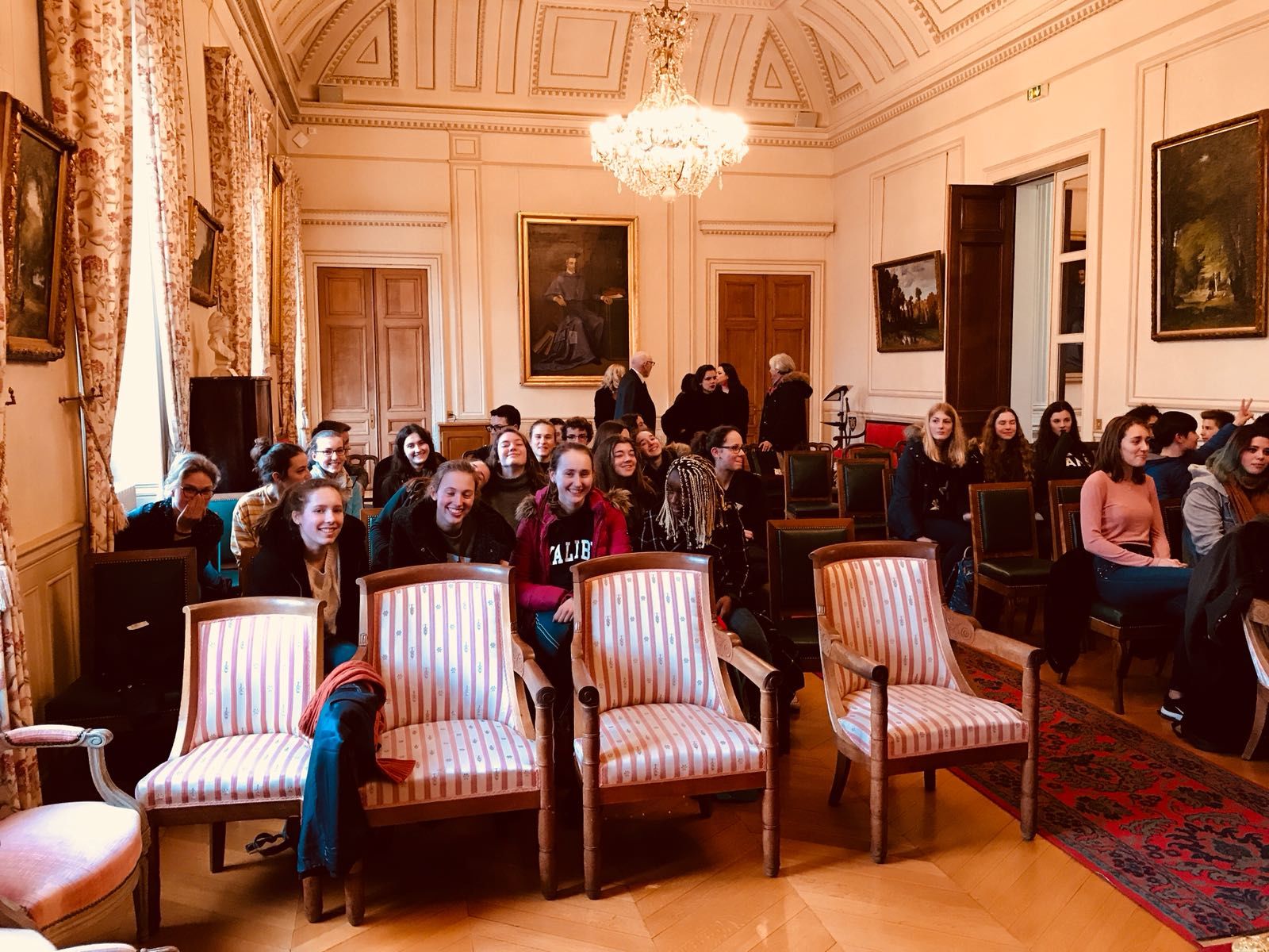 Les élèves dans la salle des mariages de l'Hôtel de Ville de Melun Les élèves dans la salle des mariages de l'Hôtel de Ville de Melun