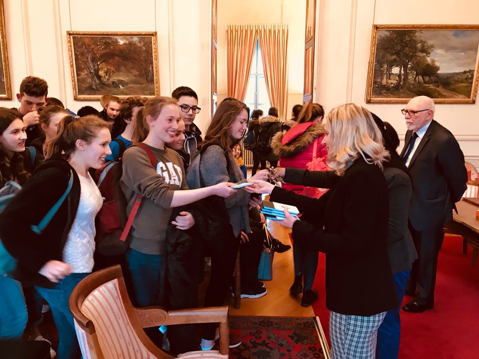 Remise de cadeaux aux élèves et professeurs des deux établissements Remise de cadeaux aux élèves et professeurs des deux établissements