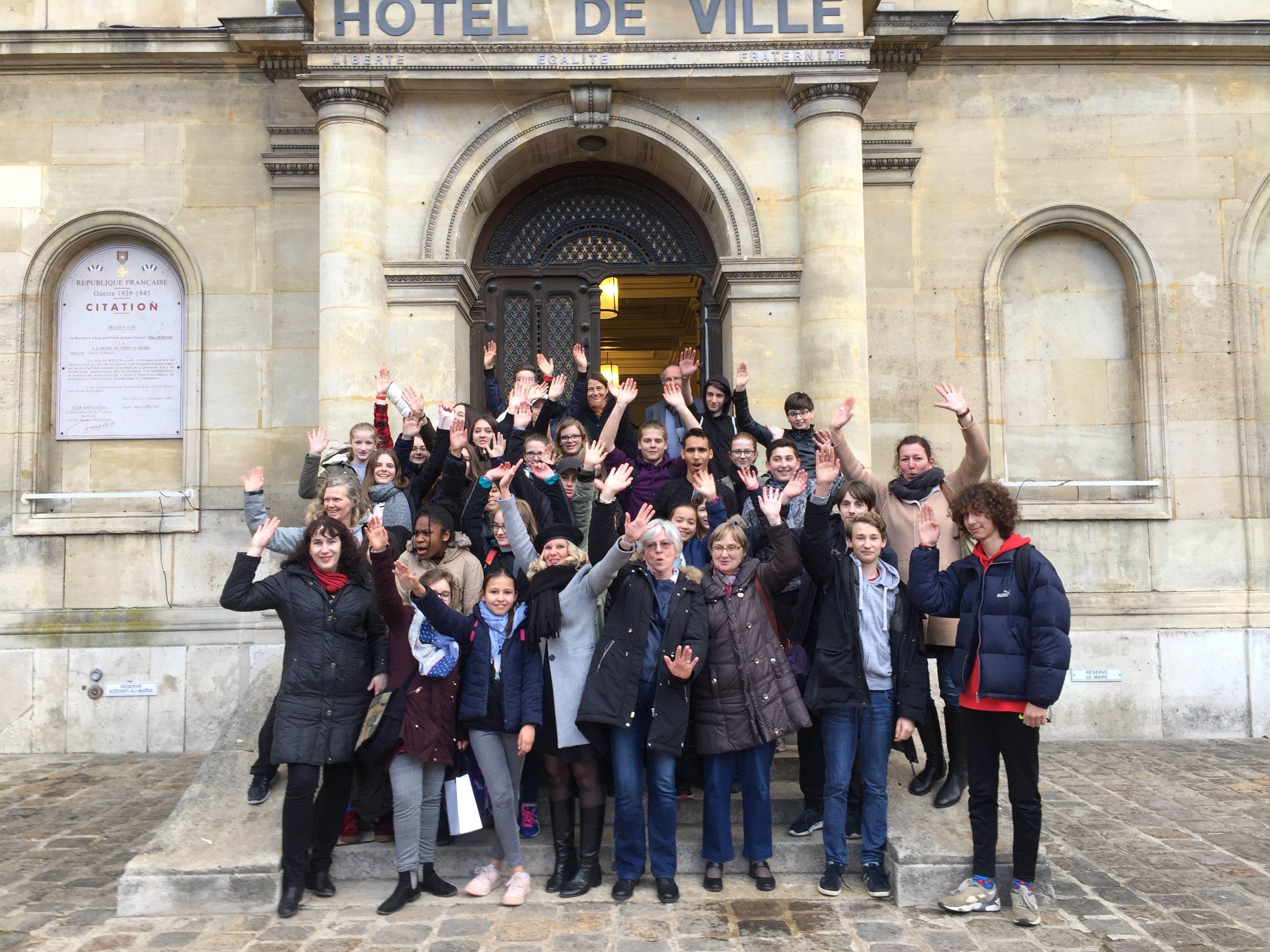 Pose des élèves, professeures et conseillère sur le perron de l'Hôtel de Ville de Melun Pose des élèves, professeures et conseillère sur le perron de l'Hôtel de Ville de Melun