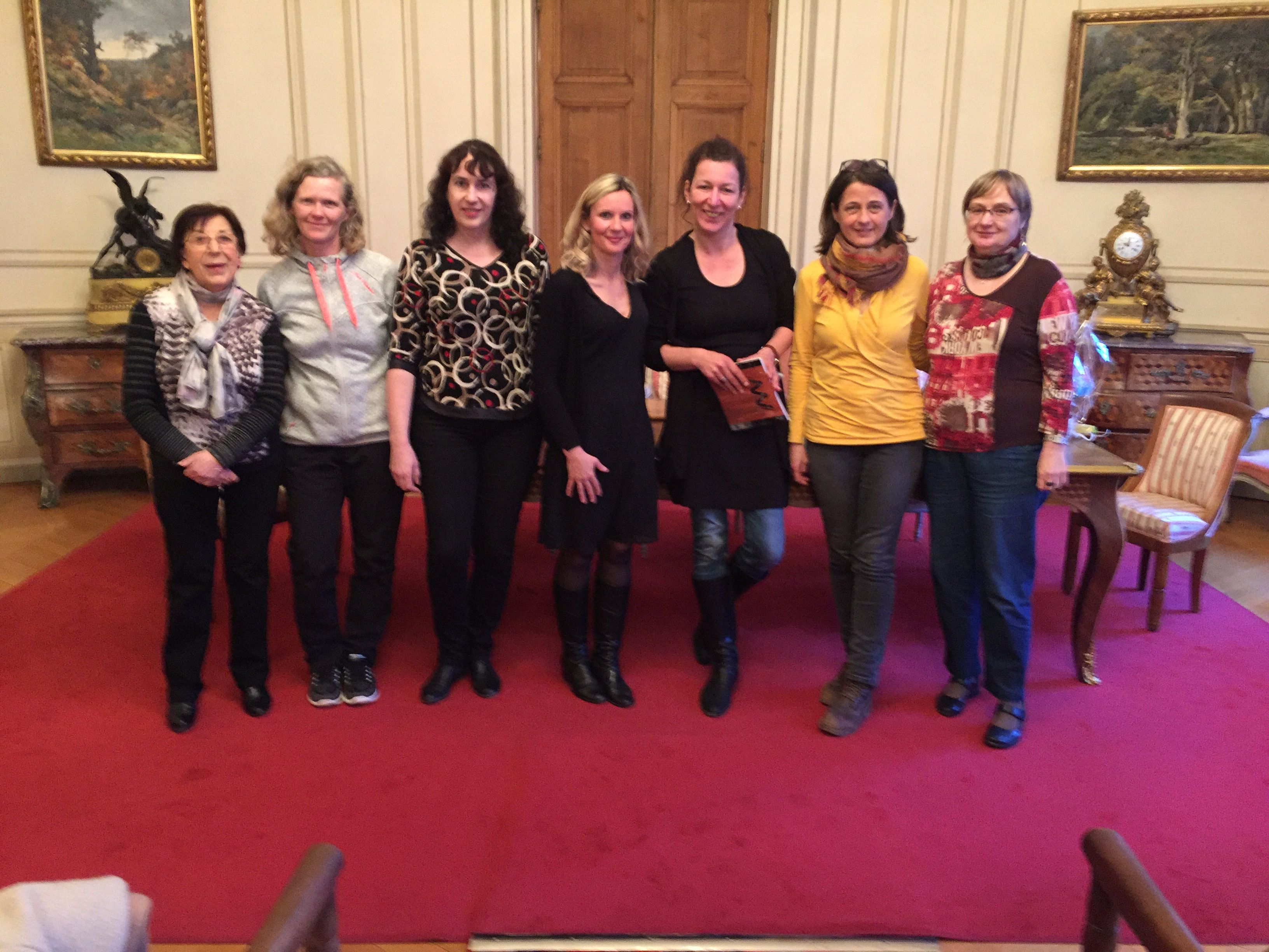 Pose des professeures et conseillères dans la salle de mariages de l'Hôtel de Ville de Melun Pose des professeures et conseillères dans la salle de mariages de l'Hôtel de Ville de Melun