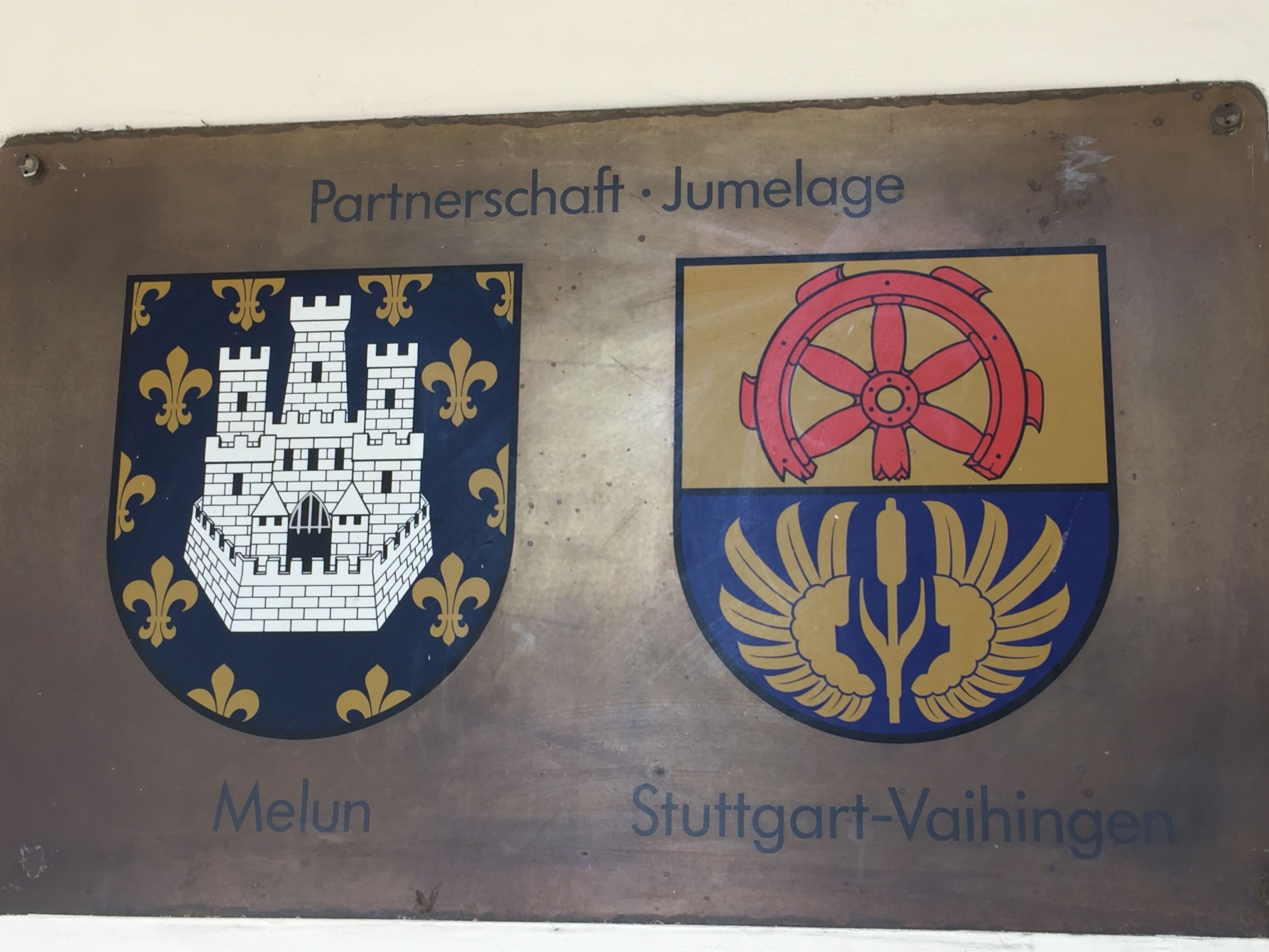 Plaque de présentation des écussons des villes de Melun de Stuttgart-Vaihingen Plaque de présentation des écussons des villes de Melun de Stuttgart-Vaihingen