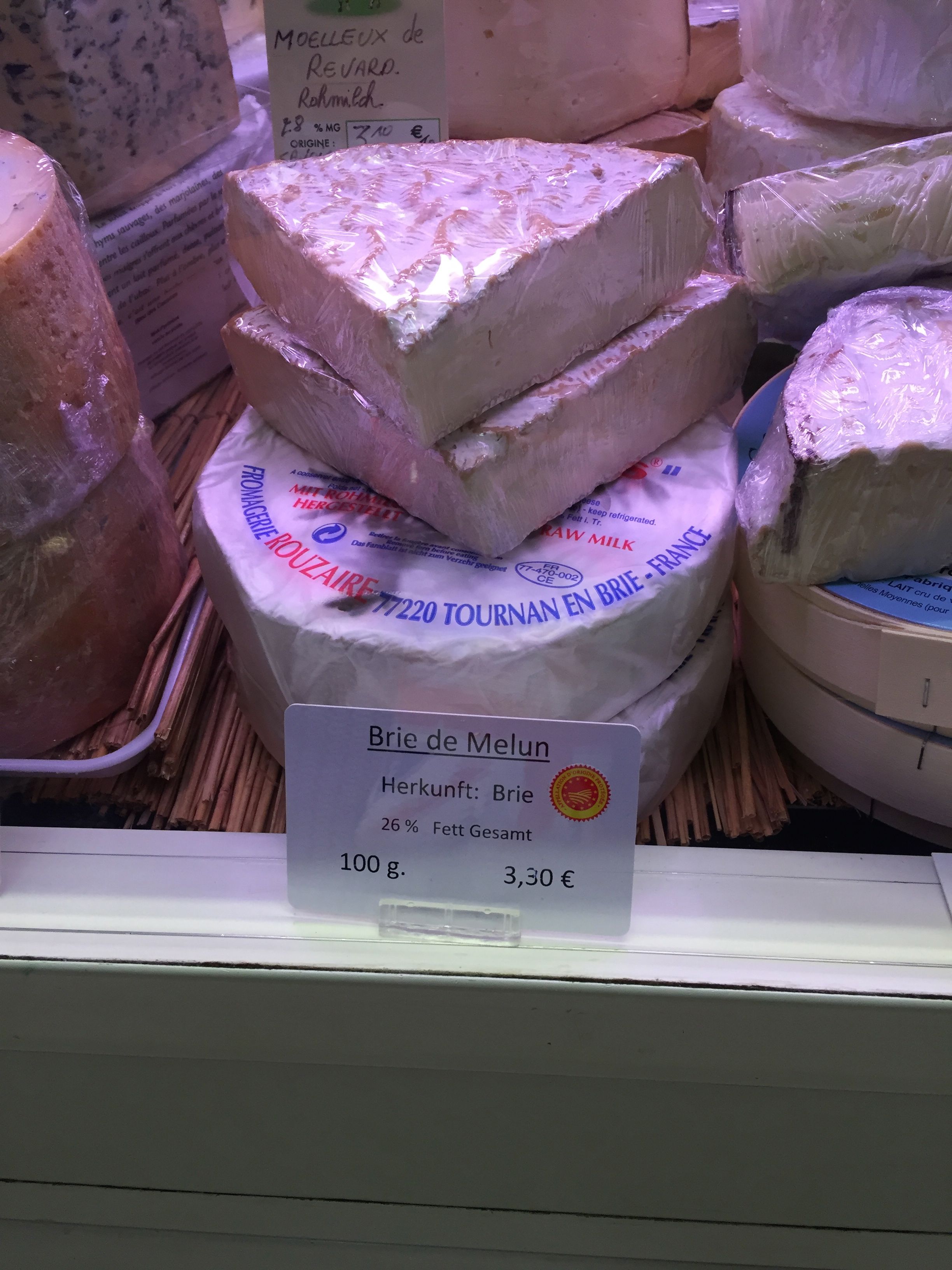 Brie de Melun en vente au sein du marché Brie de Melun en vente au sein du marché